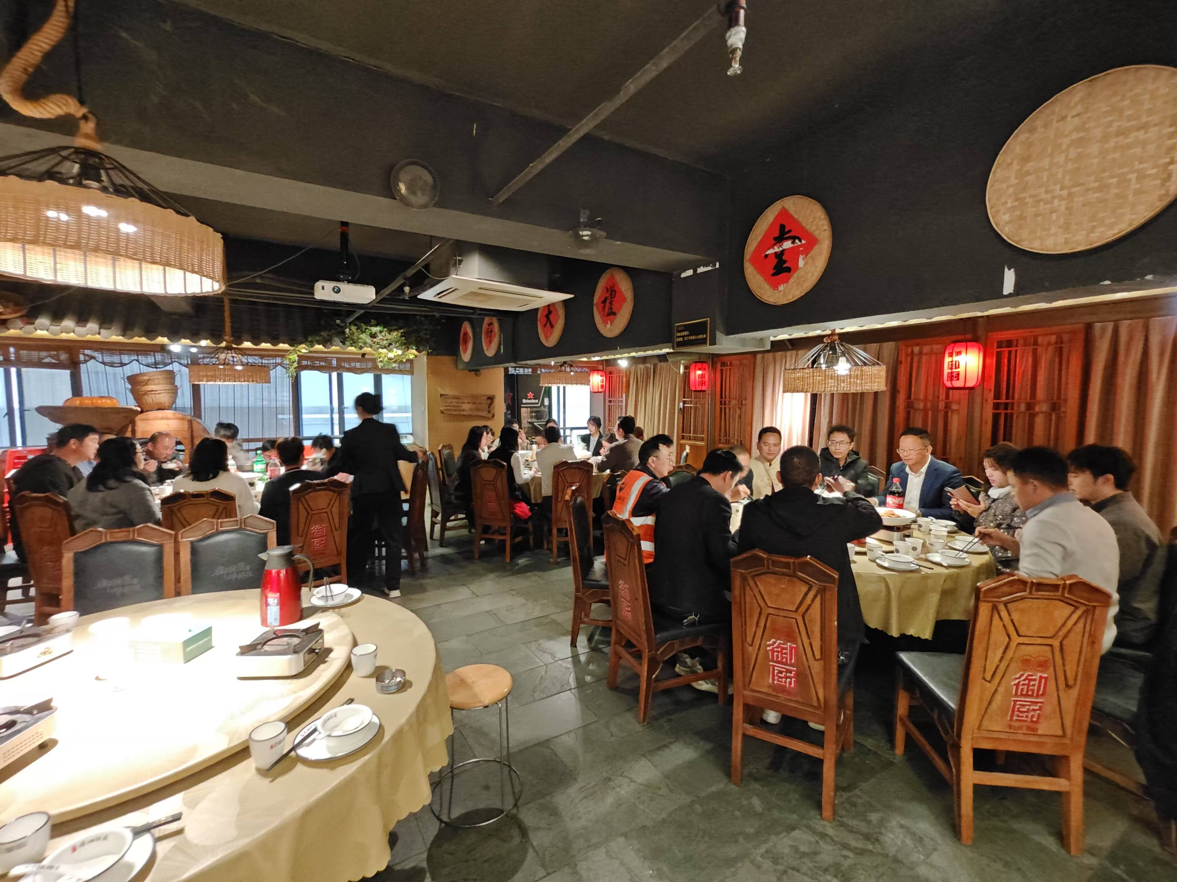 吃饭1(1).jpg
