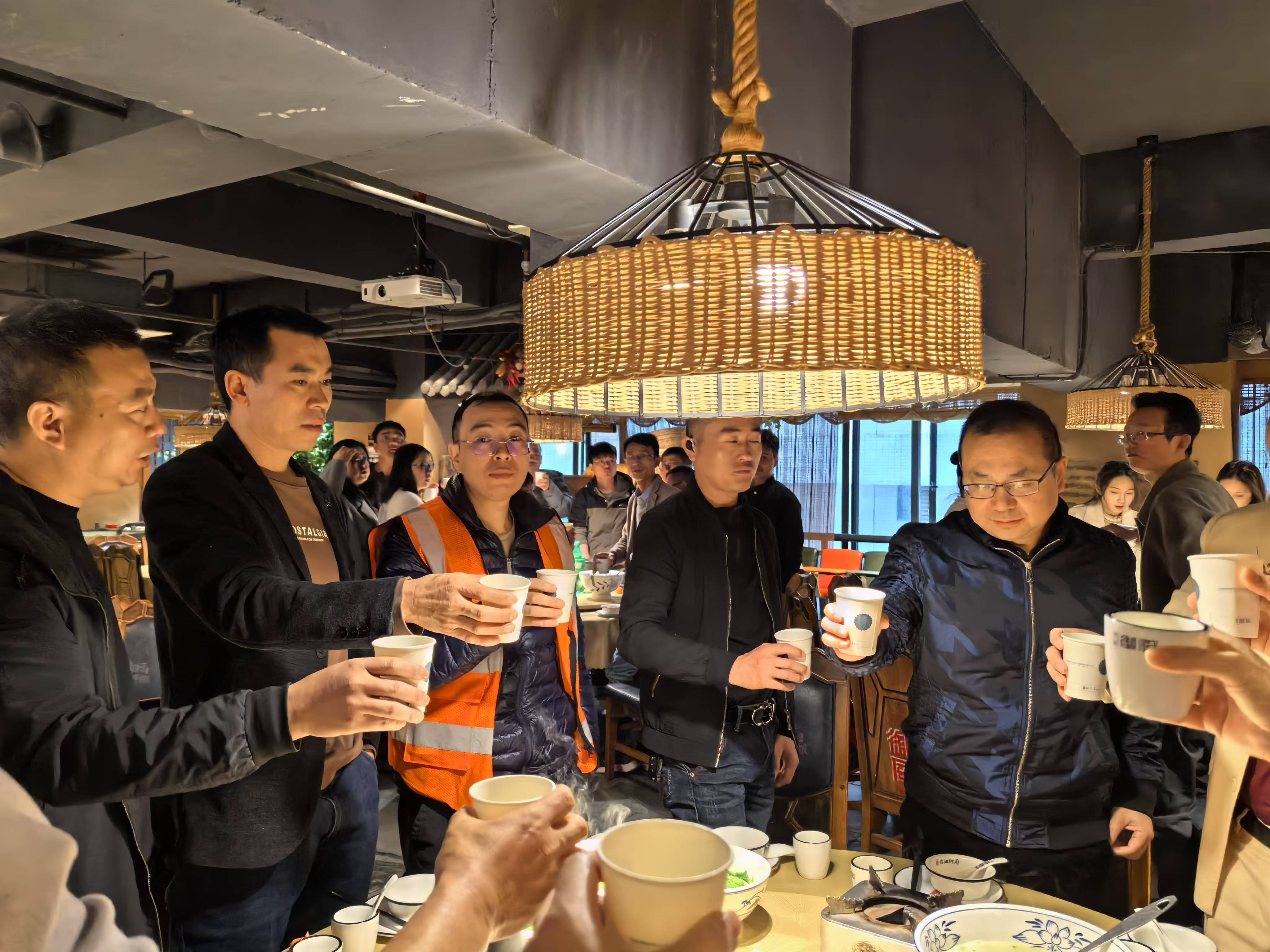 吃饭2(1).jpg